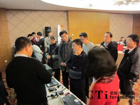 參會(huì )者現場(chǎng)觀(guān)看演示環(huán)境