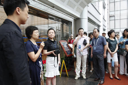 藍光集團總裁任霞女士像中程聯(lián)盟與會(huì )代表致歡迎辭